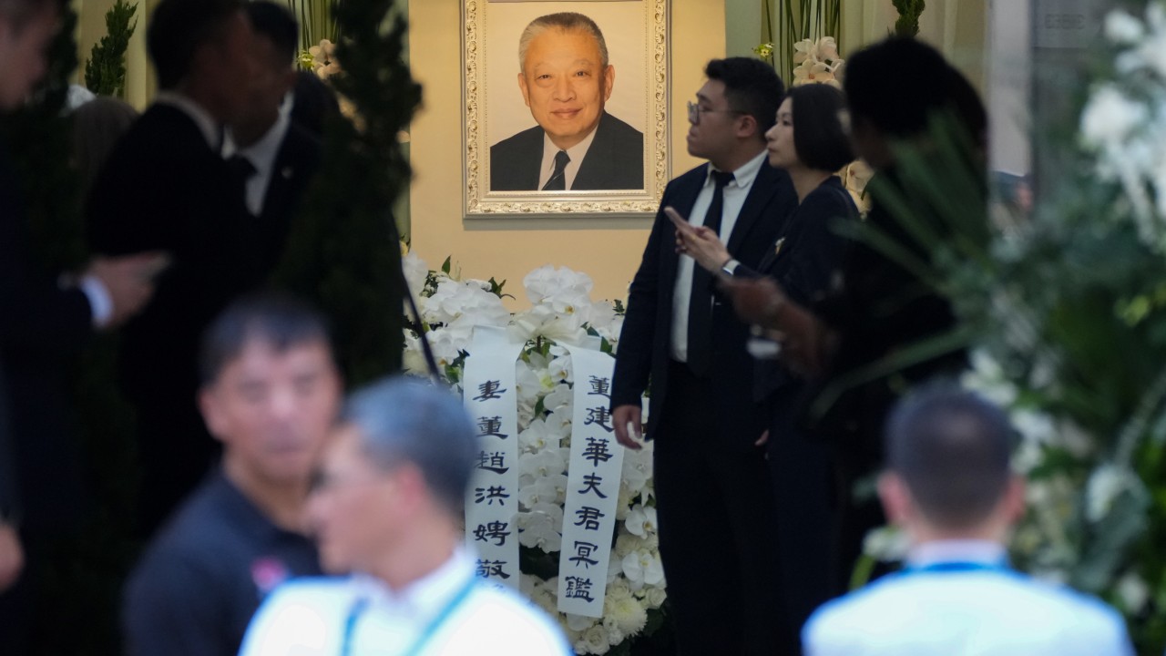 Hong Kong'un ilk lideri Tung Chee-hwa son yolculuğuna uğurlandı