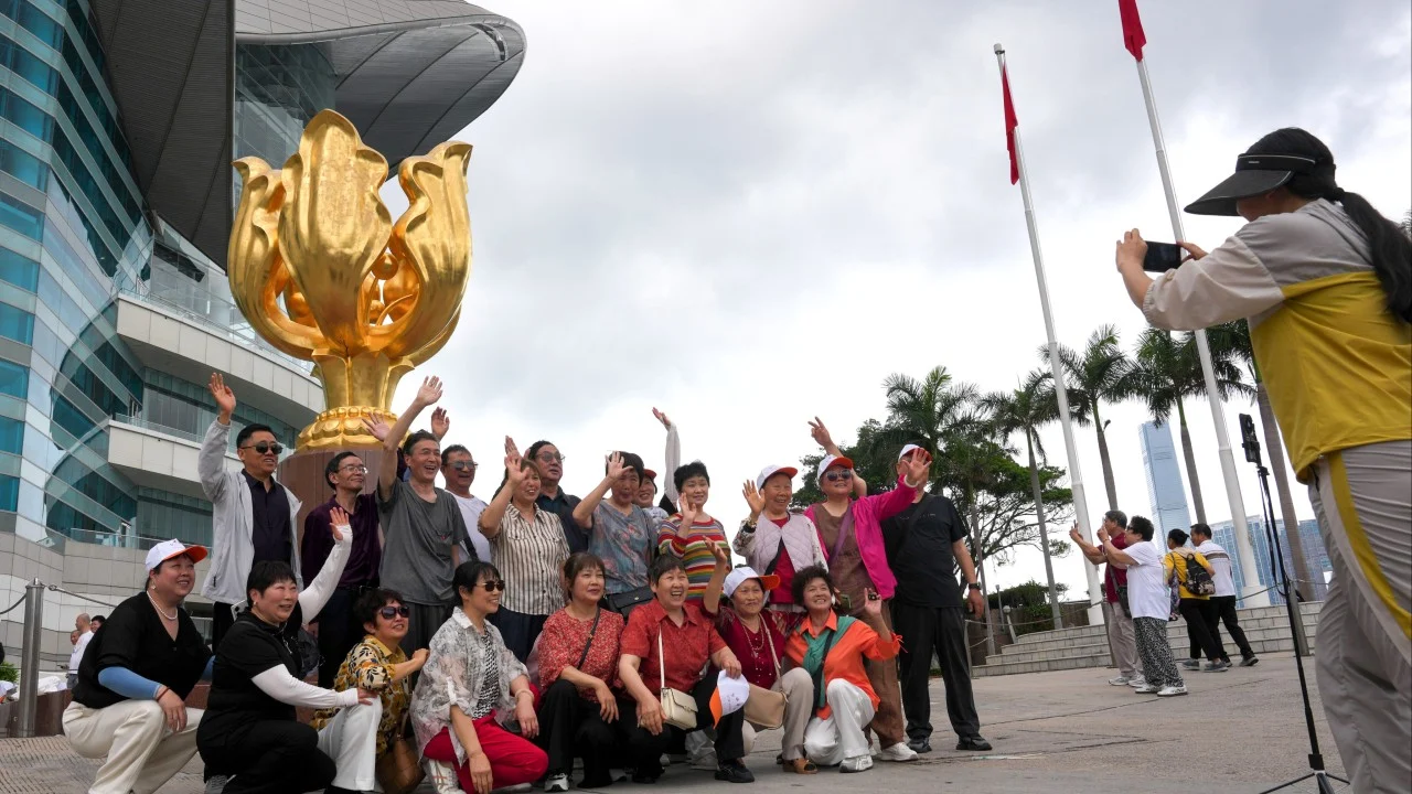 Hong Kong'da turistleri alışverişe zorlayan rehbere belge iptali
