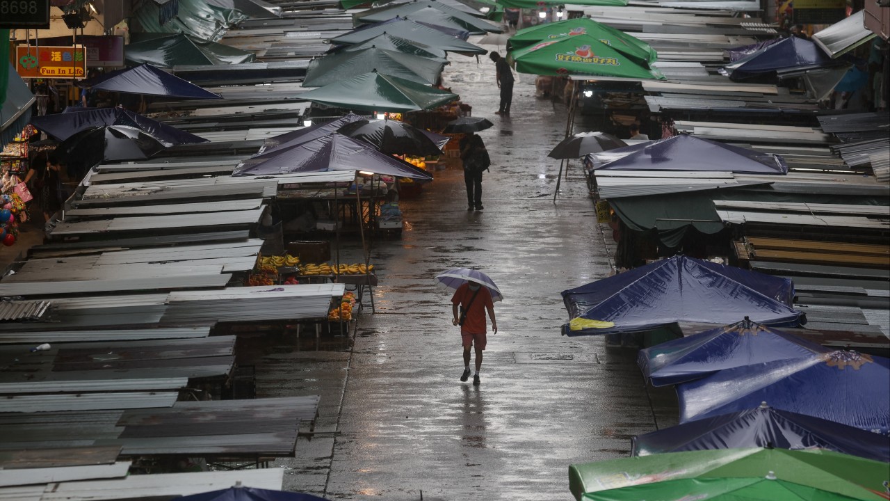 Hong Kong'da Kırmızı Yağmur Uyarısı Amber'e Düşürüldü, Okullar Tatil