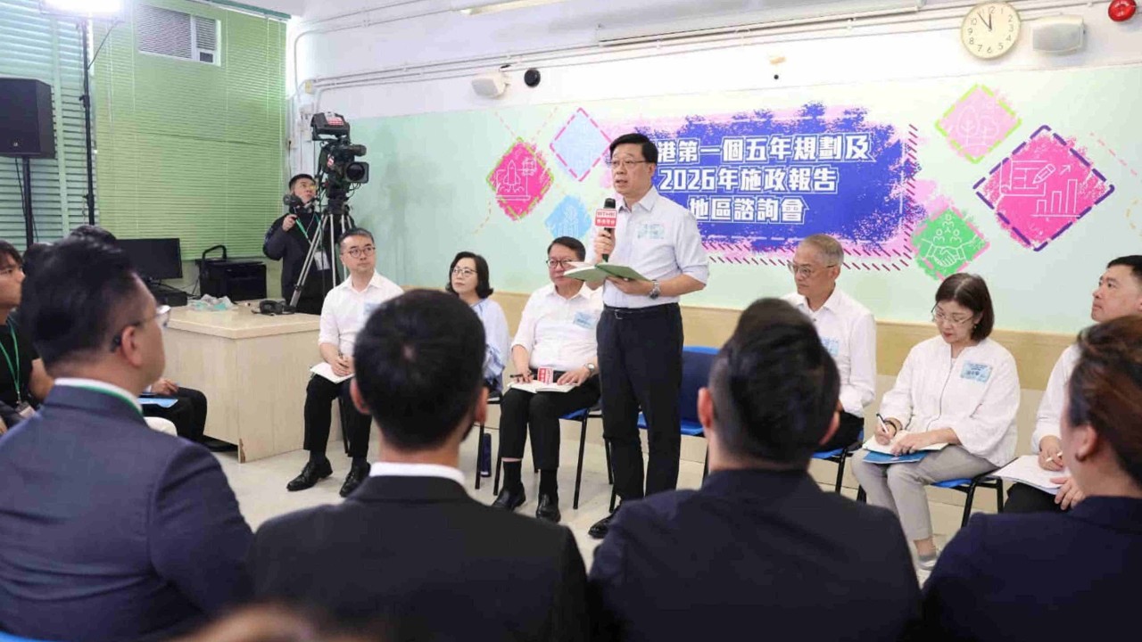 Hong Kong yöneticisi yerel yönetim reformunu vaat etti