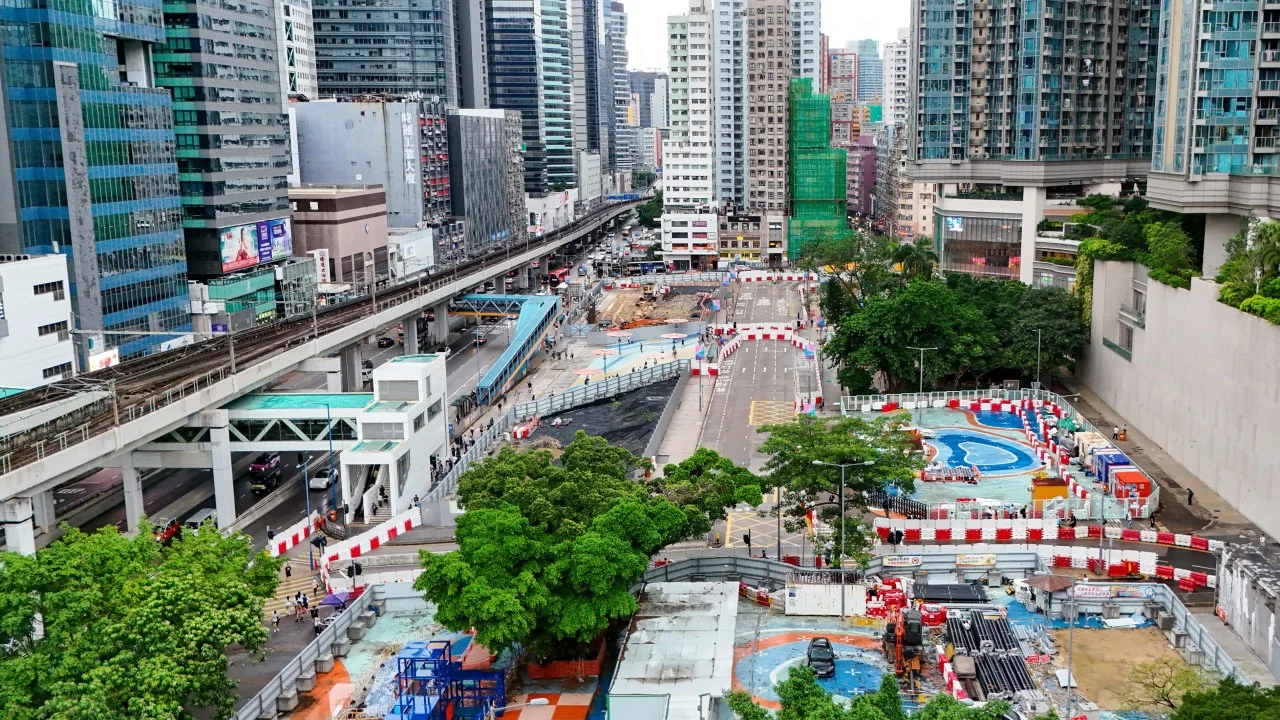Hong Kong'da Tarihi Yue Man Meydanı'na Veda: Yüzlerce Kişi Sokaklarda Son Anları Yaşadı