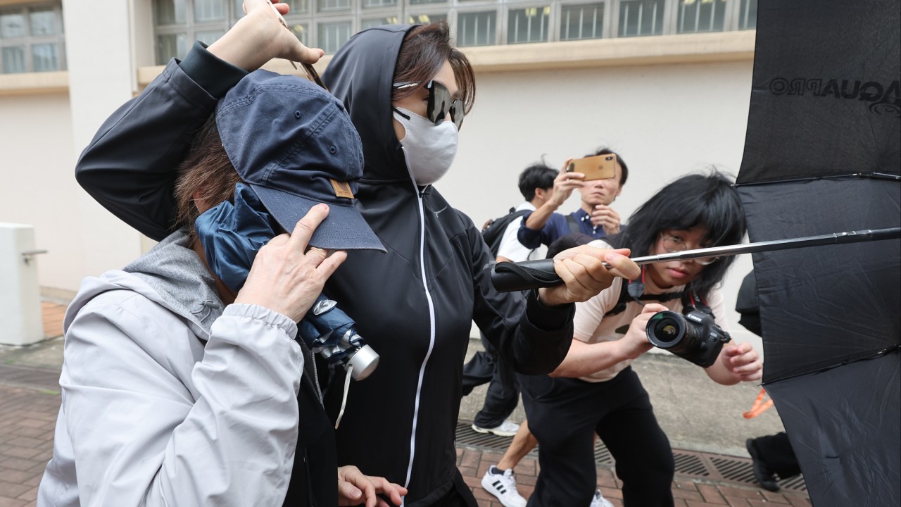 Hong Kong'da alışveriş merkezi kavgası: 3 kadına kefalet