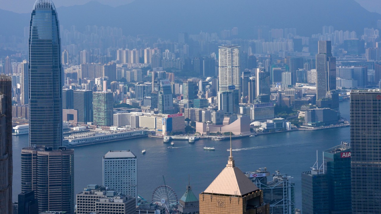 Hong Kong'da Hayal Kırıklığı: Çinli Öğrenciler Artan Maliyetler ve Kültürel Uçurum Nedeniyle Ada'dan Ayrılıyor