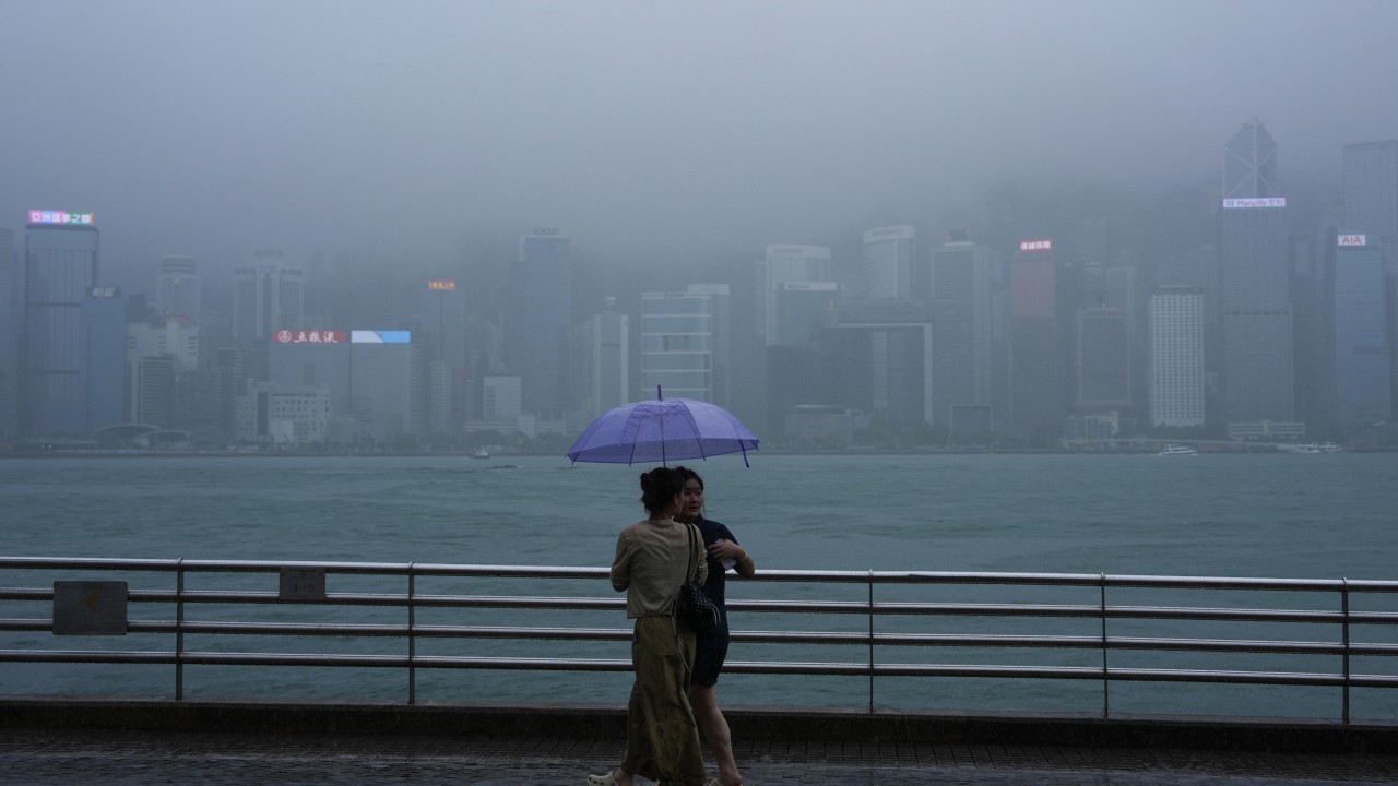 Hong Kong'da şiddetli yağmur uyarısı: Okullar tatil edildi