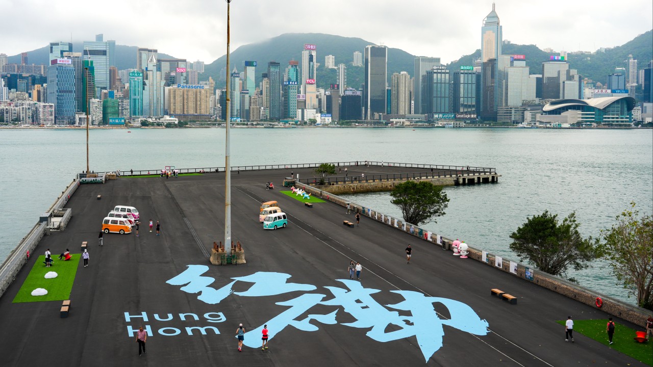 Hong Kong'da Tekne Batıyor: Hung Hom Açıklarında Kurtarma Operasyonu