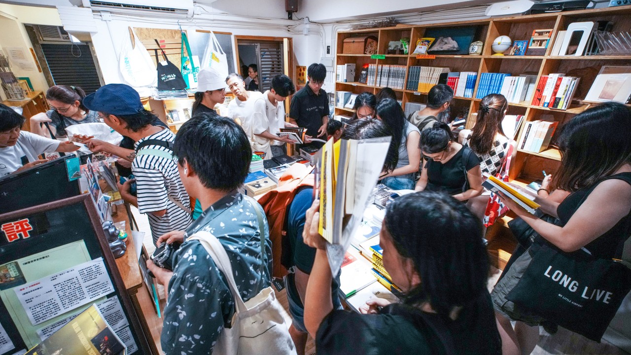 Hong Kong'daki Bağımsız Kitabevi Polis Baskını Sonrası Kapandı
