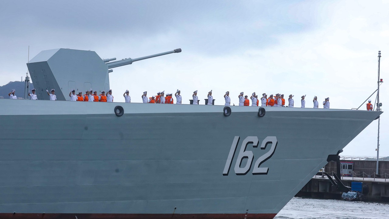 Hong Konglular PLA savaş gemilerini uğurladı