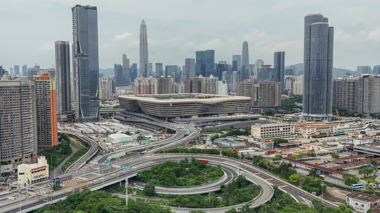 Hong Konglular Yenilenen Huanggang Sınır Kapısını Gezdi