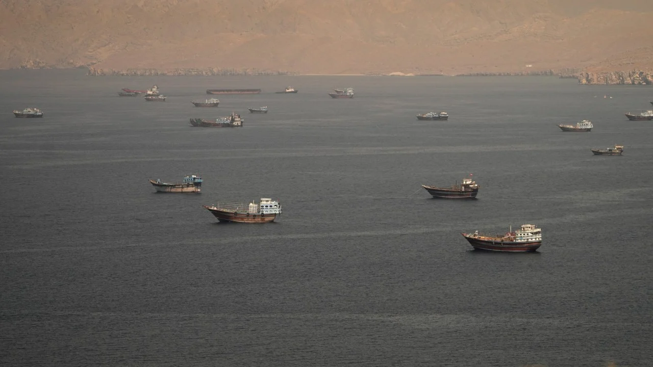 Hürmüz Boğazı'nda tankere füze saldırısı: Yangın çıktı