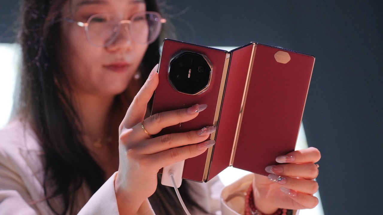 Huawei ve Apple katlanabilir telefonlarla zorlu pazara meydan okuyor