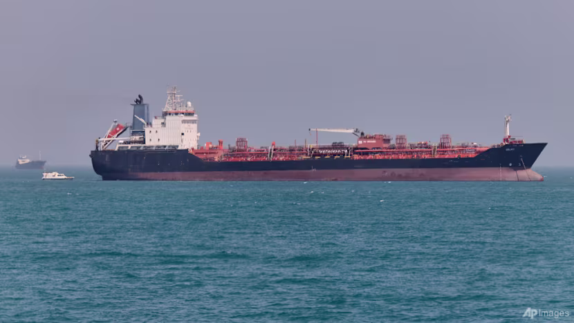 Hürmüz Boğazı'nda tanker bilinmeyen mermiyle vuruldu