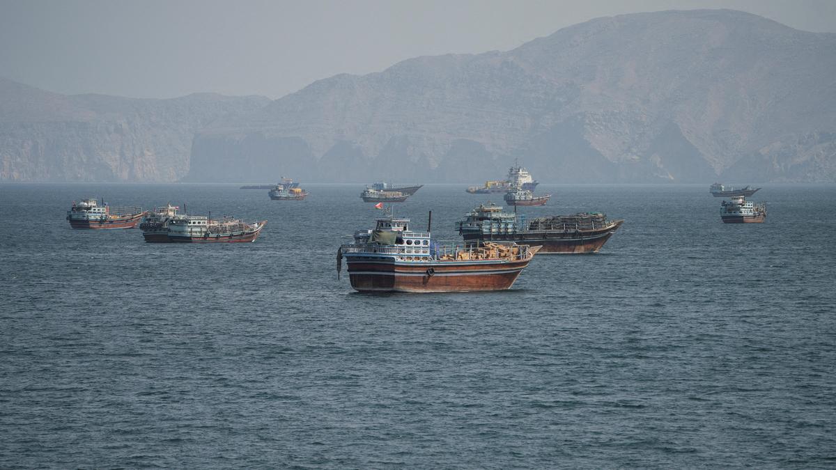 Hürmüz'de mayın patladı: İran, petrol tankerinde yangın çıktığını bildirdi