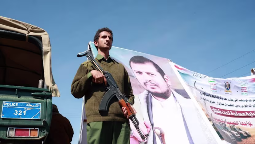 Husiler: Suudi Arabistan Yemen'in başkentinde petrol tesisini vurdu