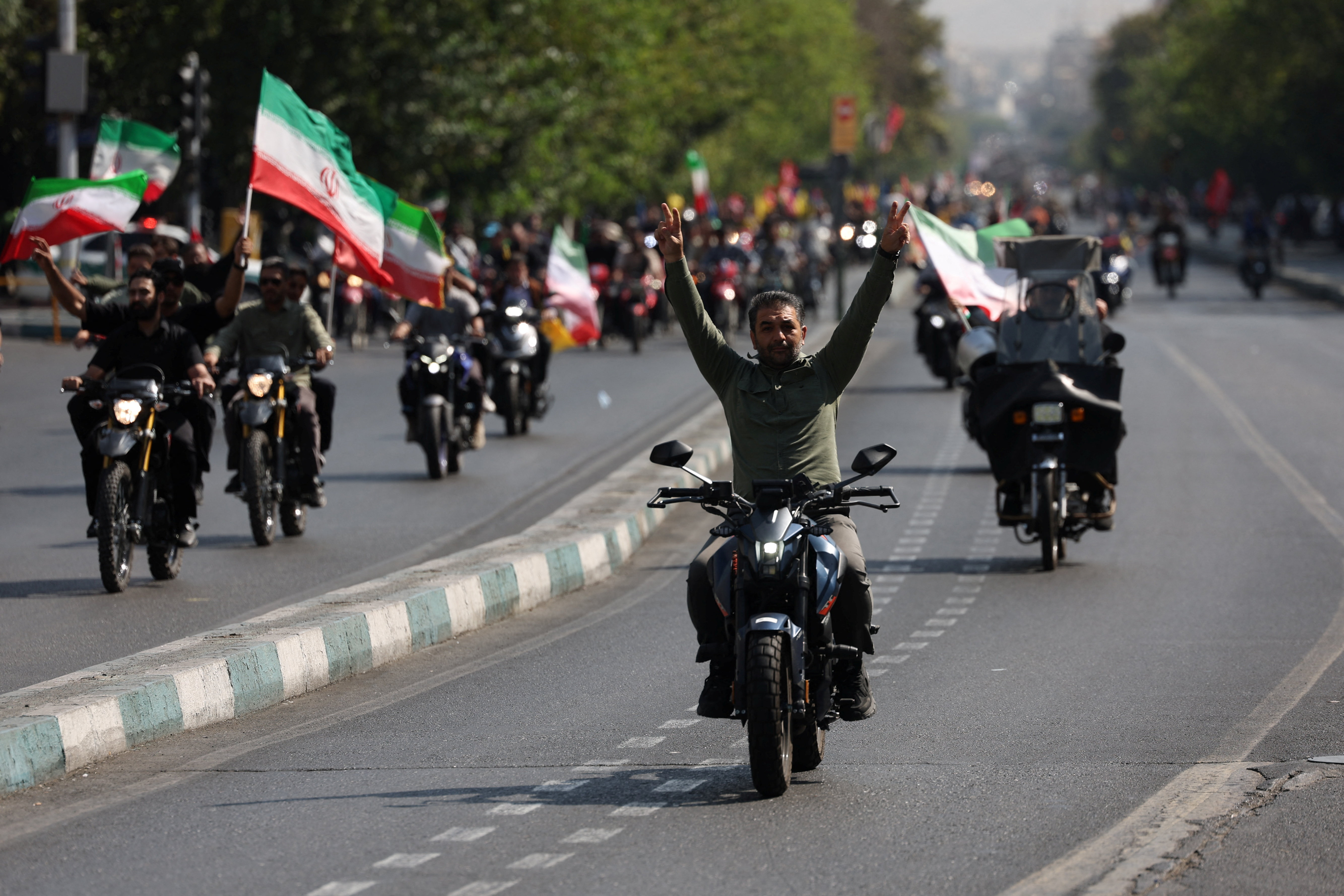 Husiler Suudi petrol tesislerindeki personeli uyardı