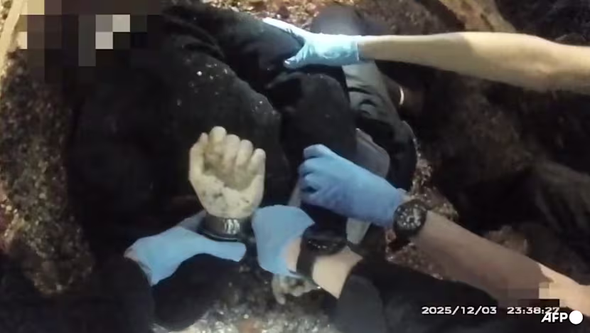Ölmek Üzere Olan Öğrenci Kelepçelendi: İngiliz Polisi Tepki Çekiyor