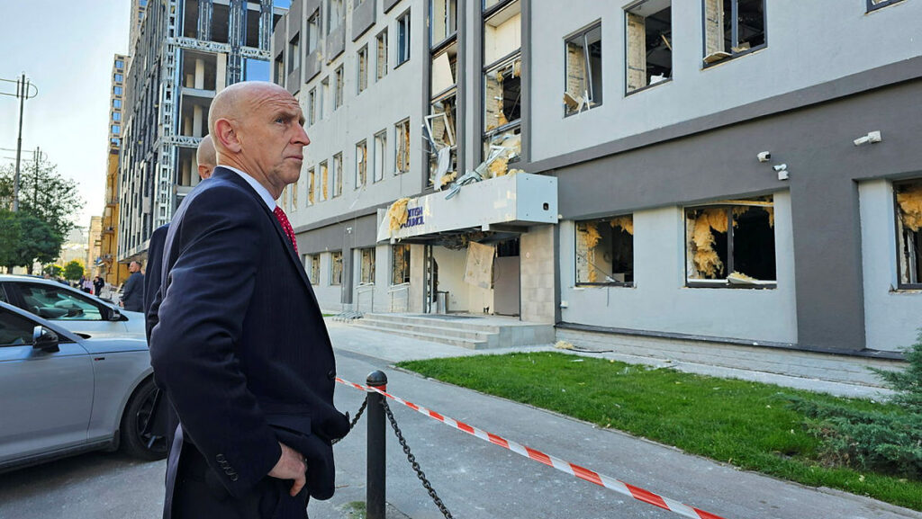İngiliz Savunma Bakanı Healey, Fon Yetersizliği Nedeniyle İstifa Etti