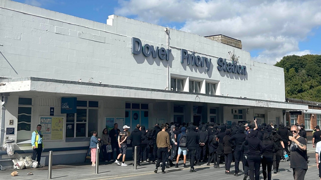 İngiltere Dover Limanı'nda Göçmen Karşıtı Eylem: Hükümetten Kınama