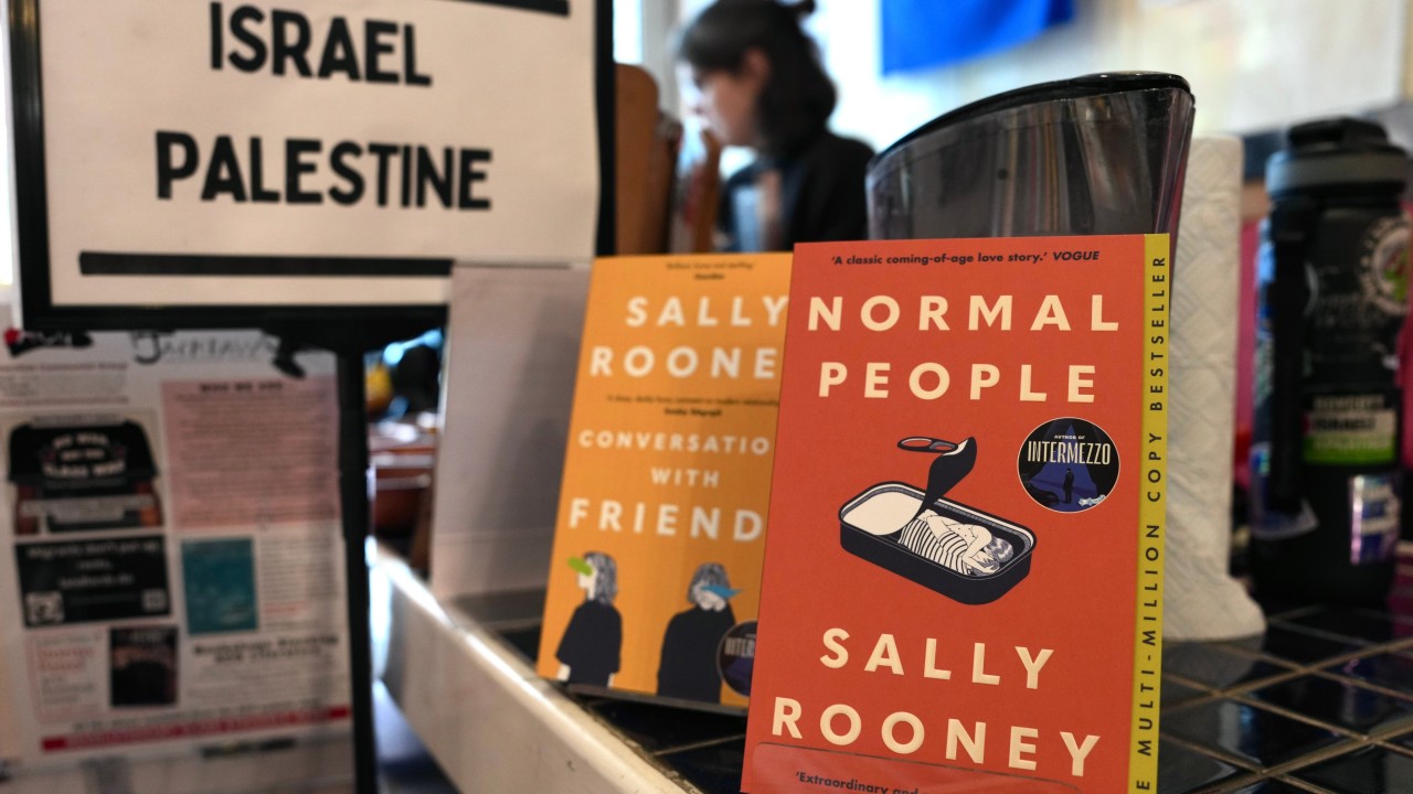 İngiltere'nin Filistin yanlısı yazar Sally Rooney yasağı tartışma yarattı