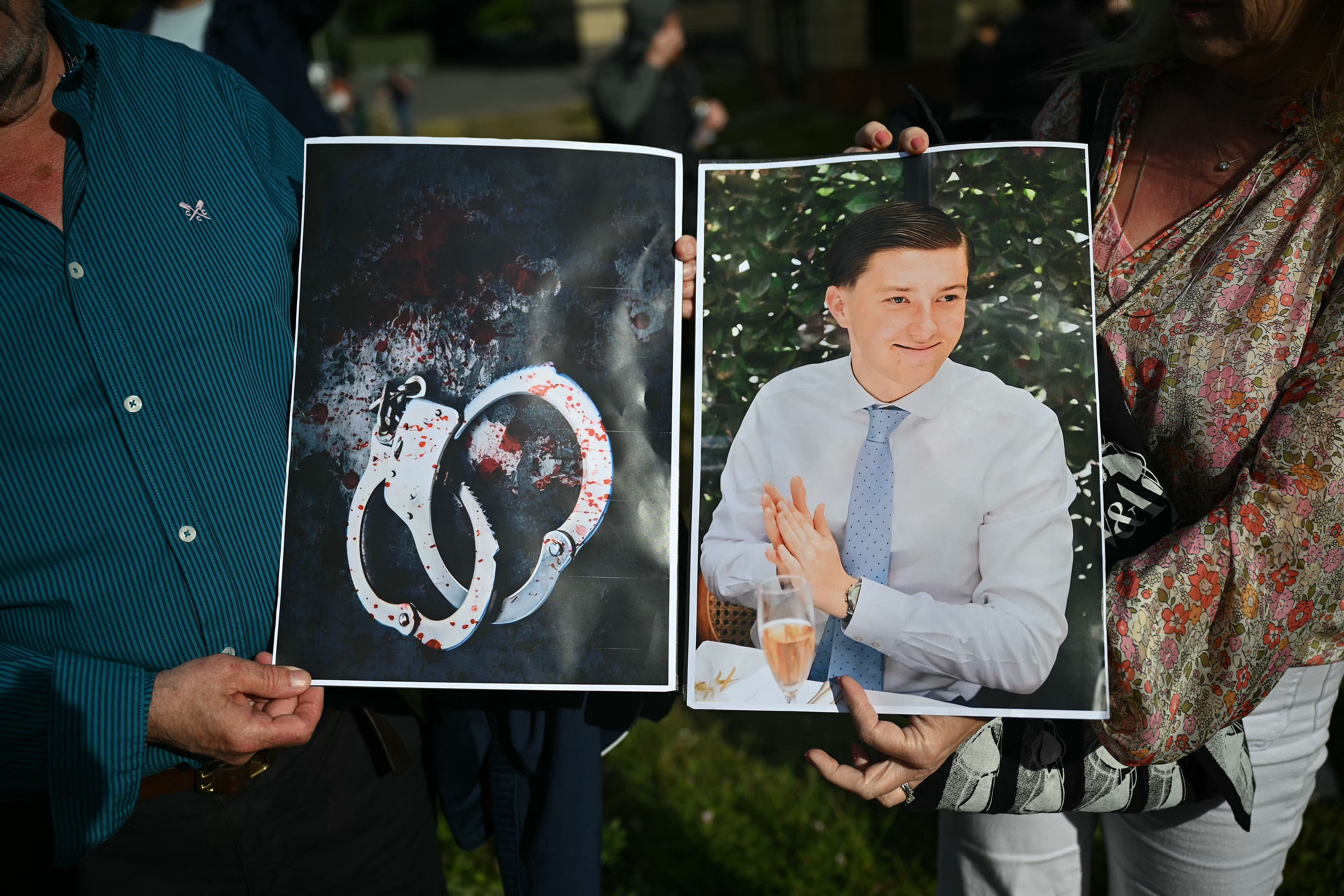 Polisin kelepçelediği genç öldü: İngiltere'de olaylar