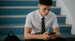 İngiltere'de okullarda akıllı telefon yasağı başlıyor