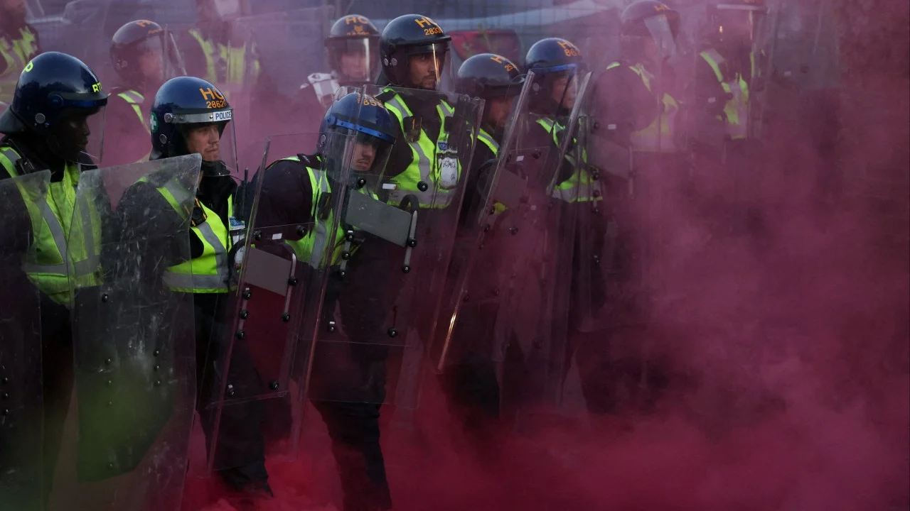 İngiltere'de Polis Şiddeti Protestoları: Yaralı Öğrenci Kelepçelenince Sokaklar Karıştı