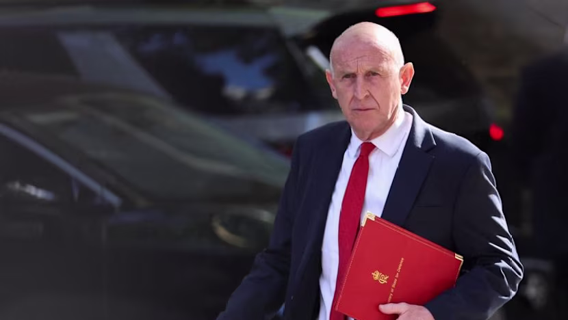 İngiltere Savunma Bakanı İstifa Etti, Starmer'a Ağır Suçlamalar Yöneltti