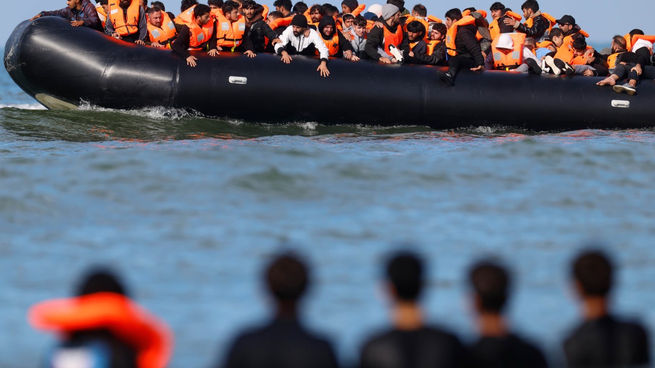 İngiltere'de aşırı sağcı aktivist, göçmen botunu kestiği iddiasıyla tutuklandı