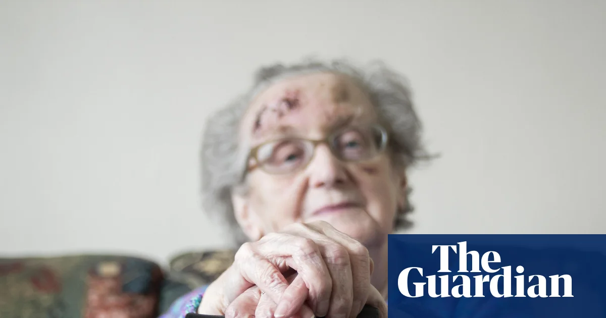 İngiltere'de aşırı yüklü aile hekimleri yaşlıları düşme riskine karşı koruyamıyor