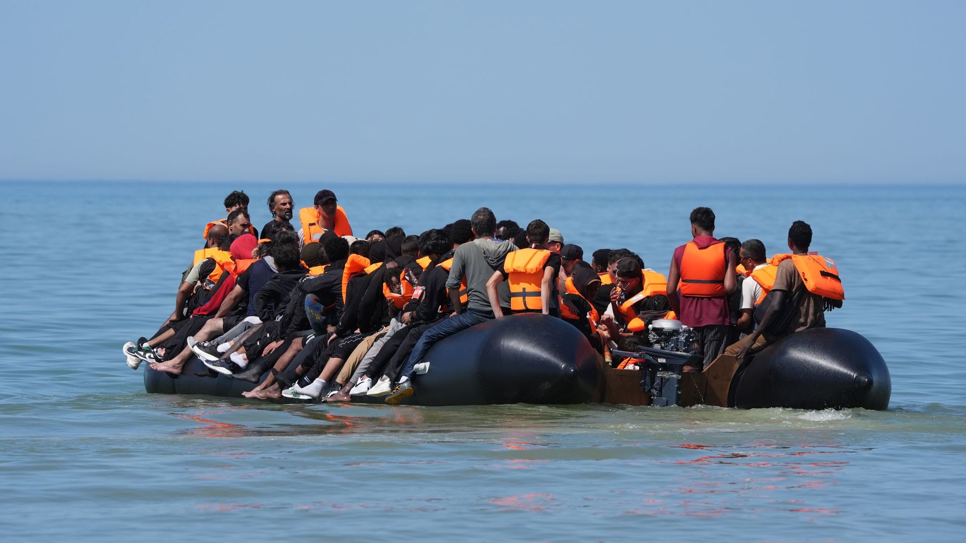 İngiltere'ye Ulaşmaya Çalışan Göçmen Teknesinde Bir Kişi Öldü, 72 Kişi Kurtarıldı