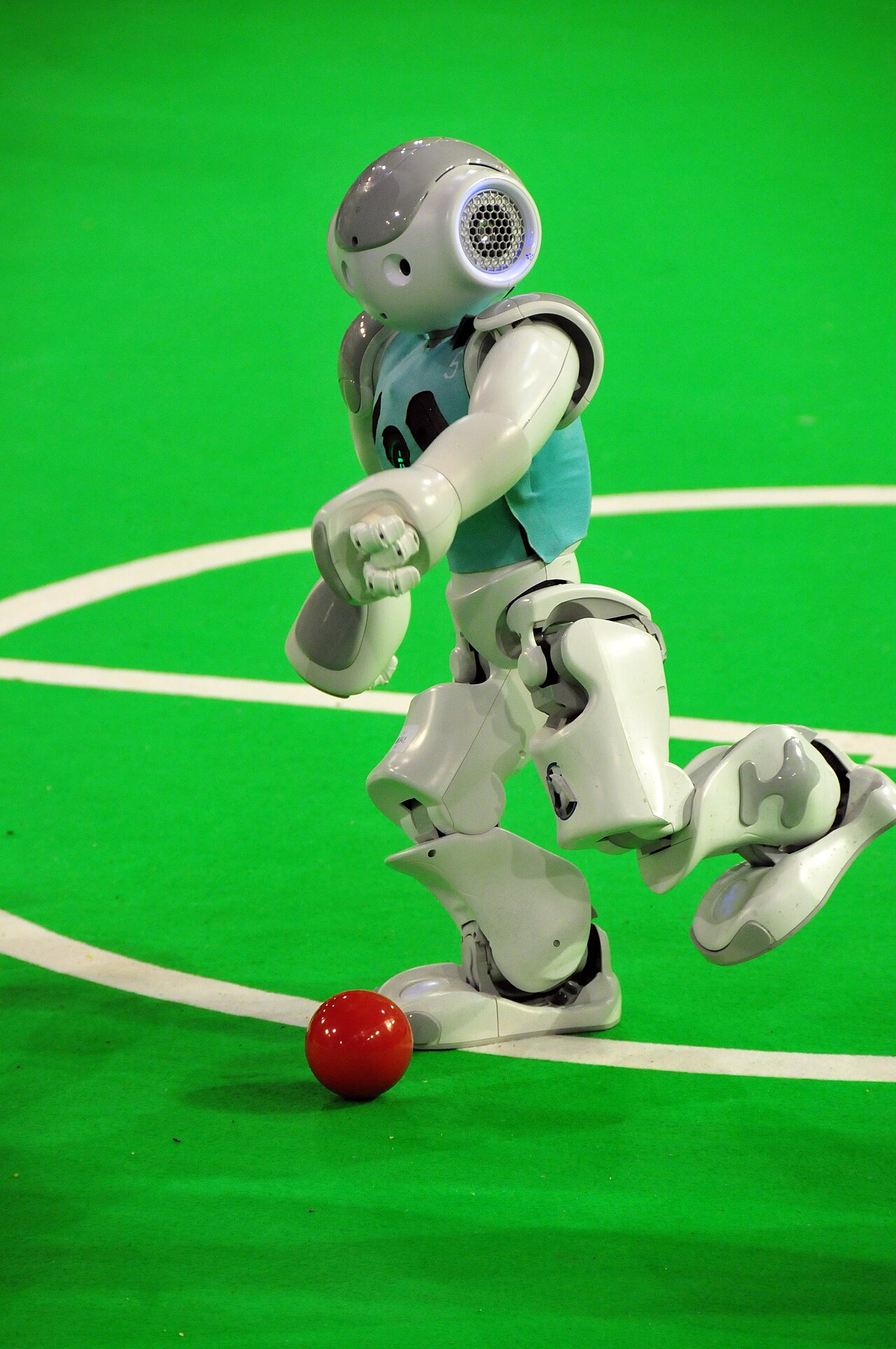 İnsansı Robotlar Futbol Sahasında Yeteneklerini Sergiliyor