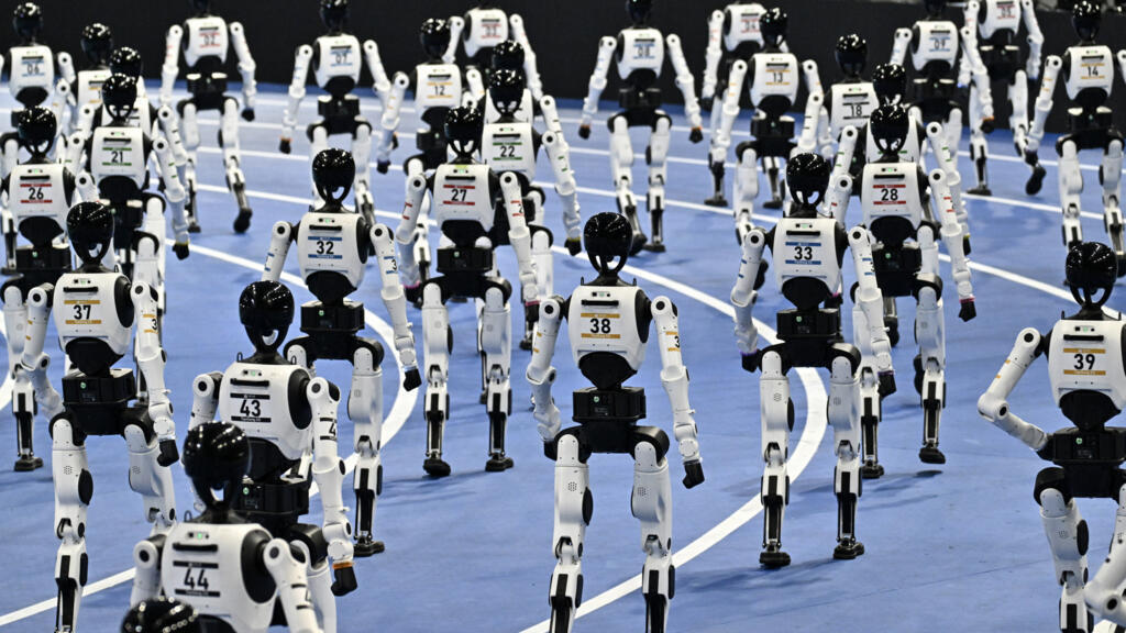 İnsansı Robotlar Pekin'de Rekor Kırdı, Çin'in Teknoloji Gücü Göz Doldurdu