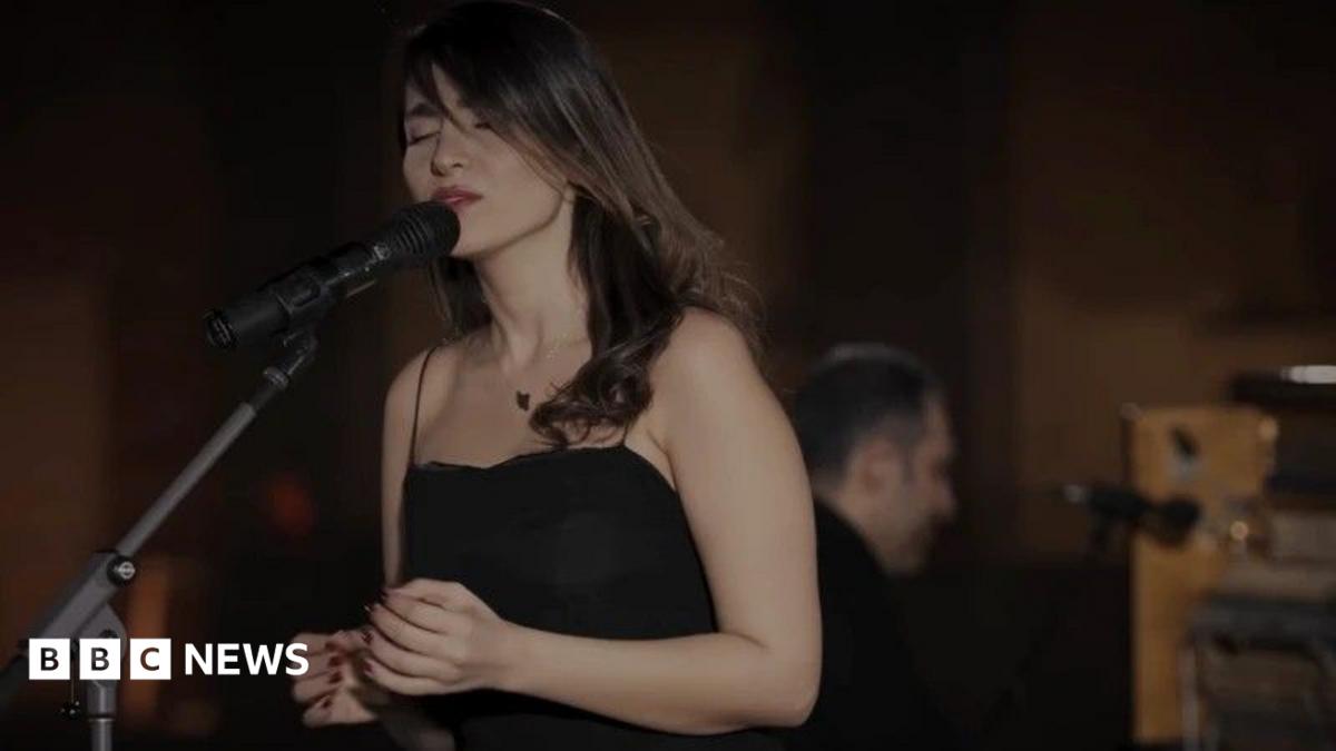 İran'da başörtüsüz konser veren şarkıcıya kırbaç cezası onandı