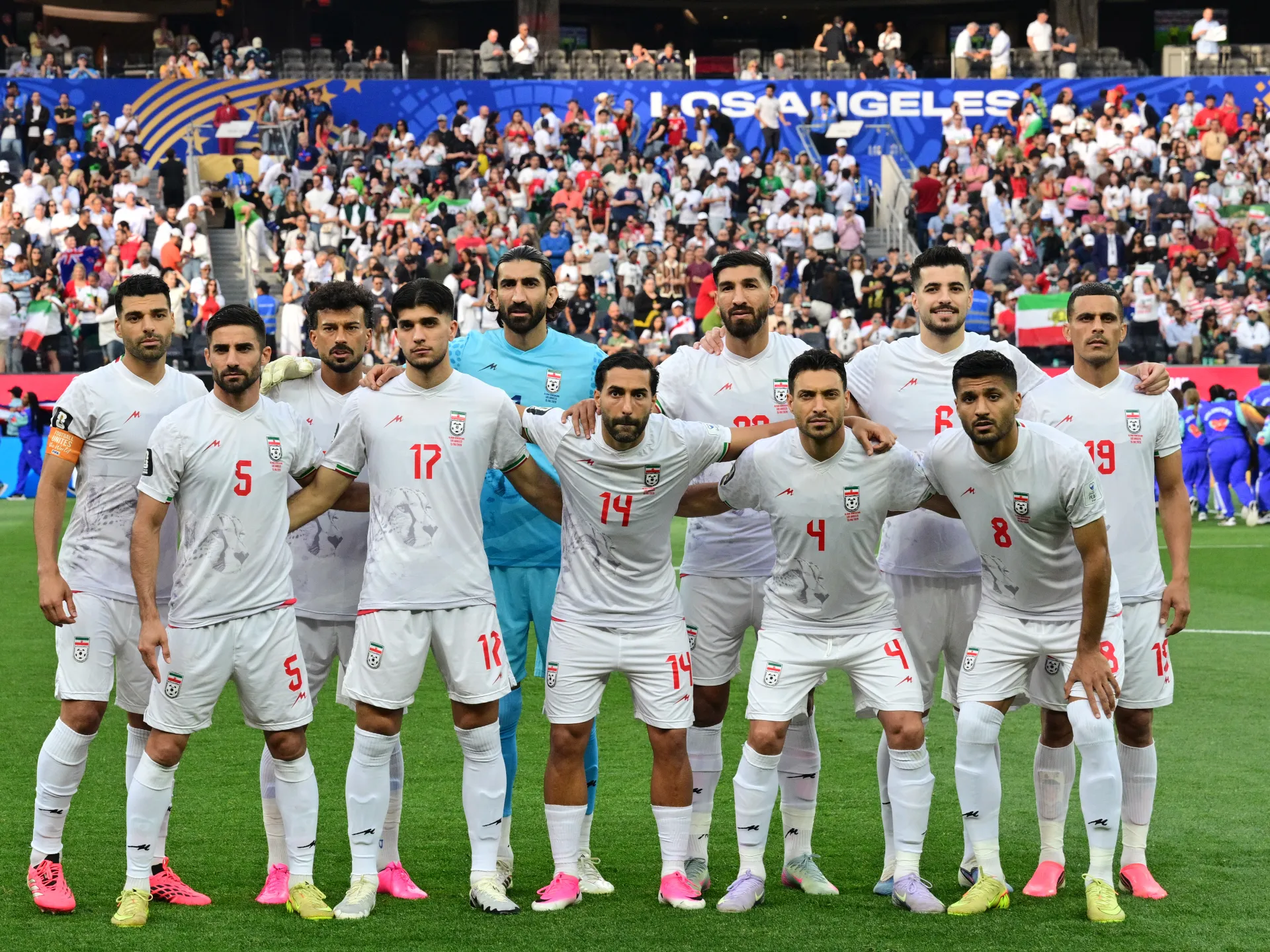 Futbol siyaseti gölgede bıraktı: İranlılar Dünya Kupası’nda takımlarının arkasında