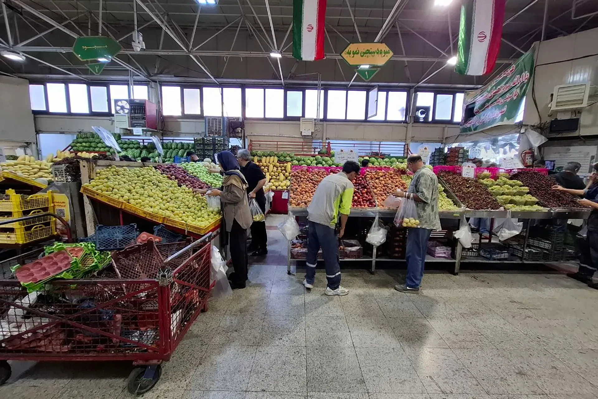 İran'da fiyatlar uçuyor: Halk 'zengin yoksullar' oldu