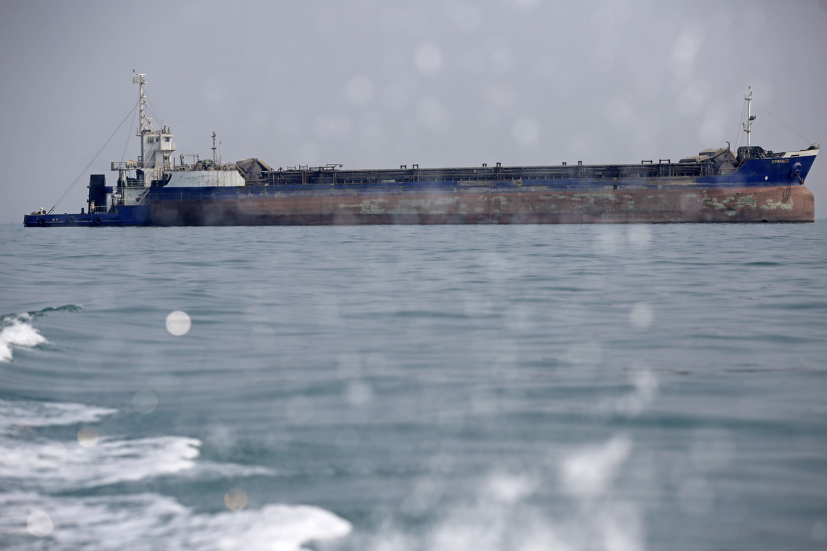İran: Hürmüz Boğazı'nda 2 milyon varillik tanker mayına çarptı
