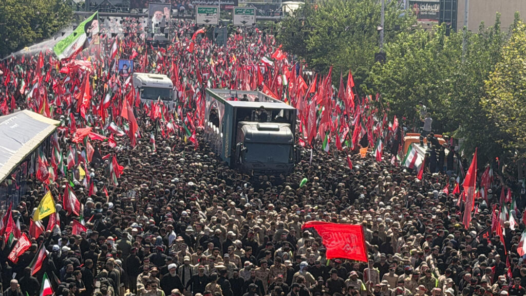 İran'da Lider Hamaney'in Cenazesi: Tahran Sokaklarında Gerçek Hayranlık ve Duygu