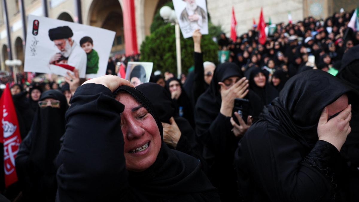 İran Lideri Hamenei'nin Cenaze Töreninde 'İntikam' Naraları