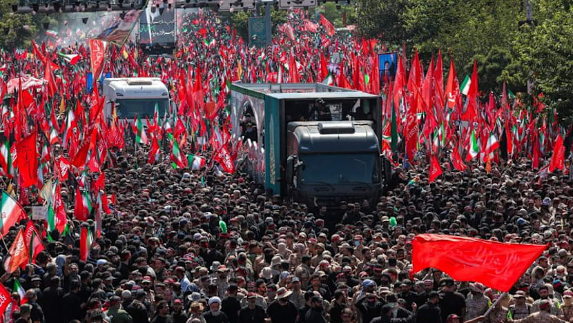 İran Lideri Humeyni'nin Naşı Kum'a Uğurlandı