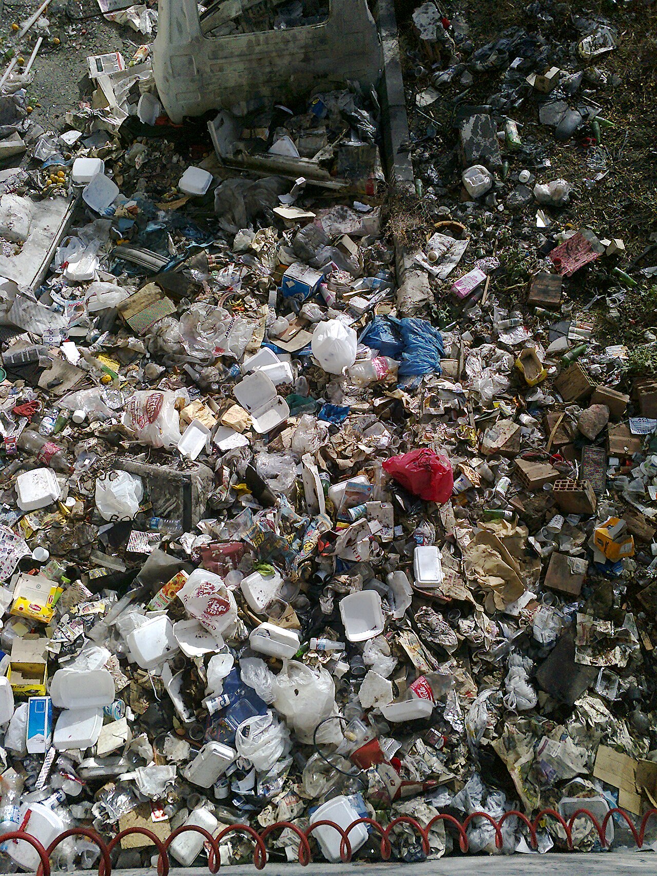 İran Savaşı Japonya’yı Plastik Tutkusunu Sorgulamaya İtti