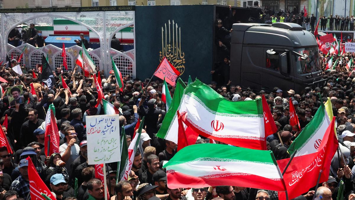 İran'da Ali Hamenei'nin Cenazesinde Büyük Kalabalık