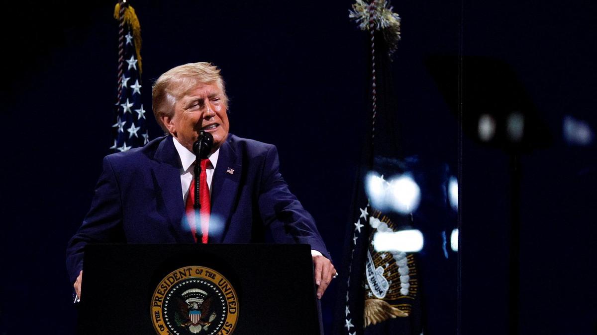 İran'da Eski Liderin Cenazesinde ABD'ye Nefret: "Trump Neden Hala Yaşıyor