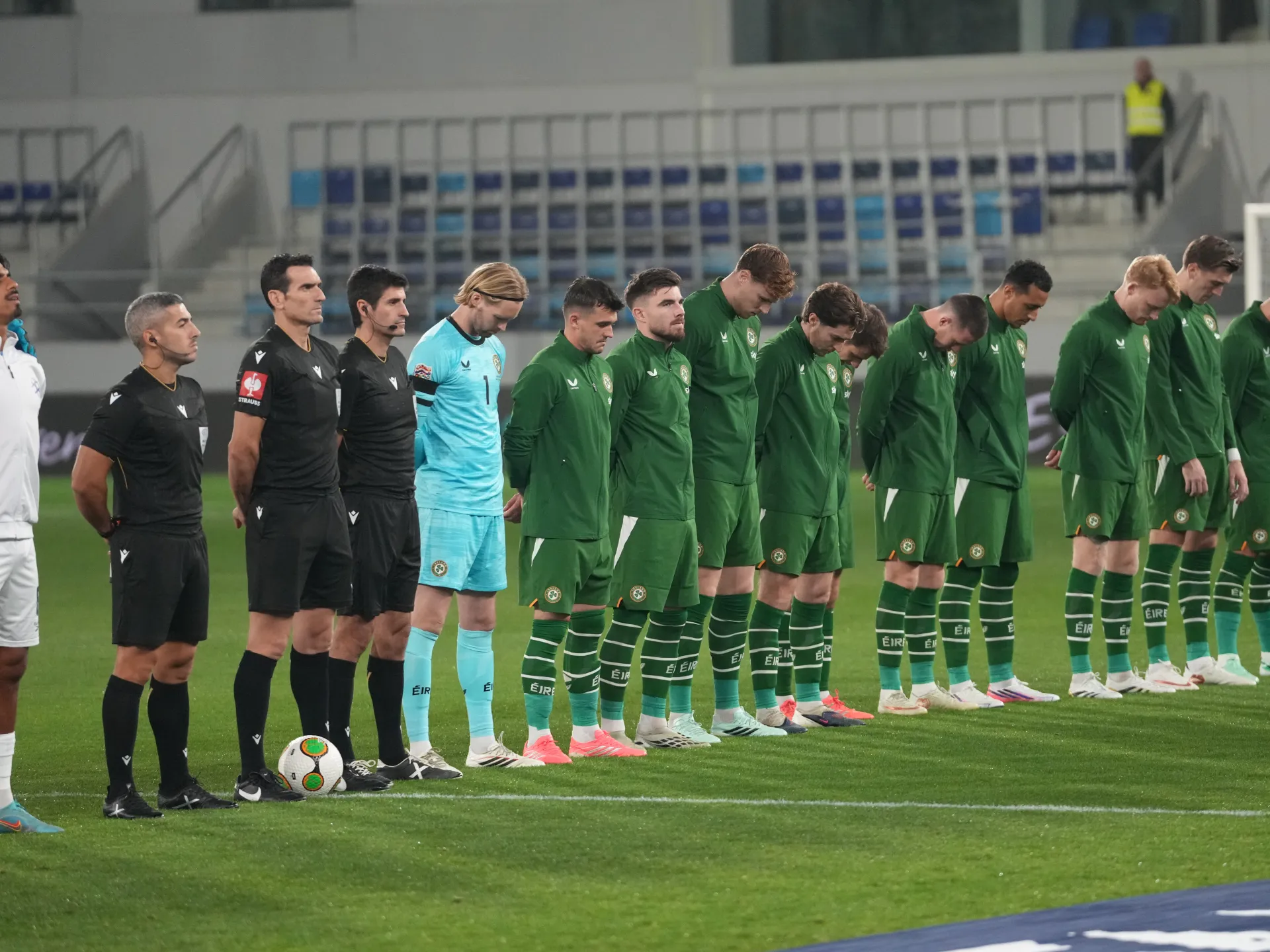 İrlanda, İsrail ile el sıkışmadı: UEFA Uluslar Ligi'nde siyah bant taktı
