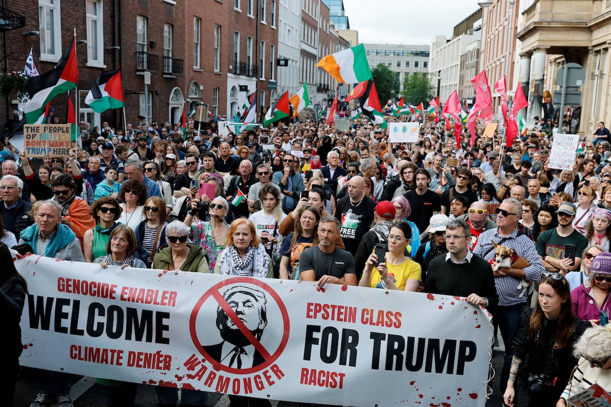 İrlanda'da Trump Protestosu: Binlerce Kişi Dublin'de Yürüdü