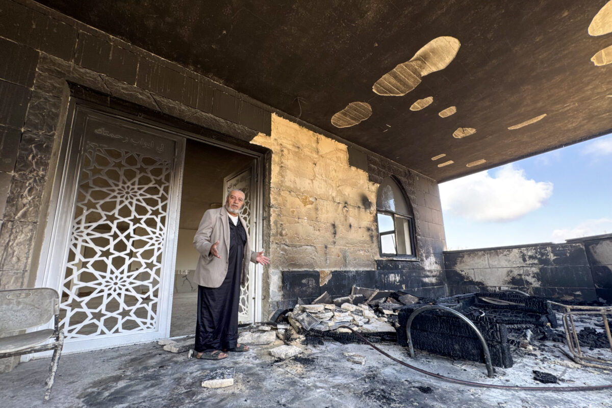 İşgalci İsrail, işgal altındaki Batı Şeria'da iki camiyi ateşe verdi