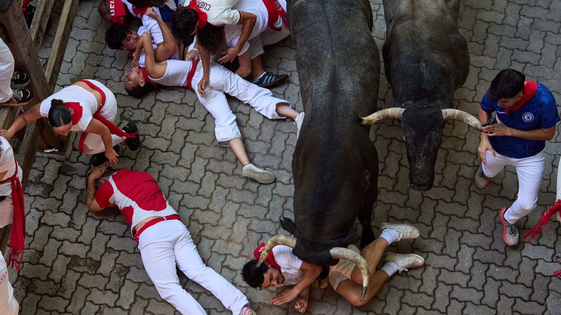 İspanya'da boğa koşusunda bir kişi yaralandı, 12 kişi yaralı