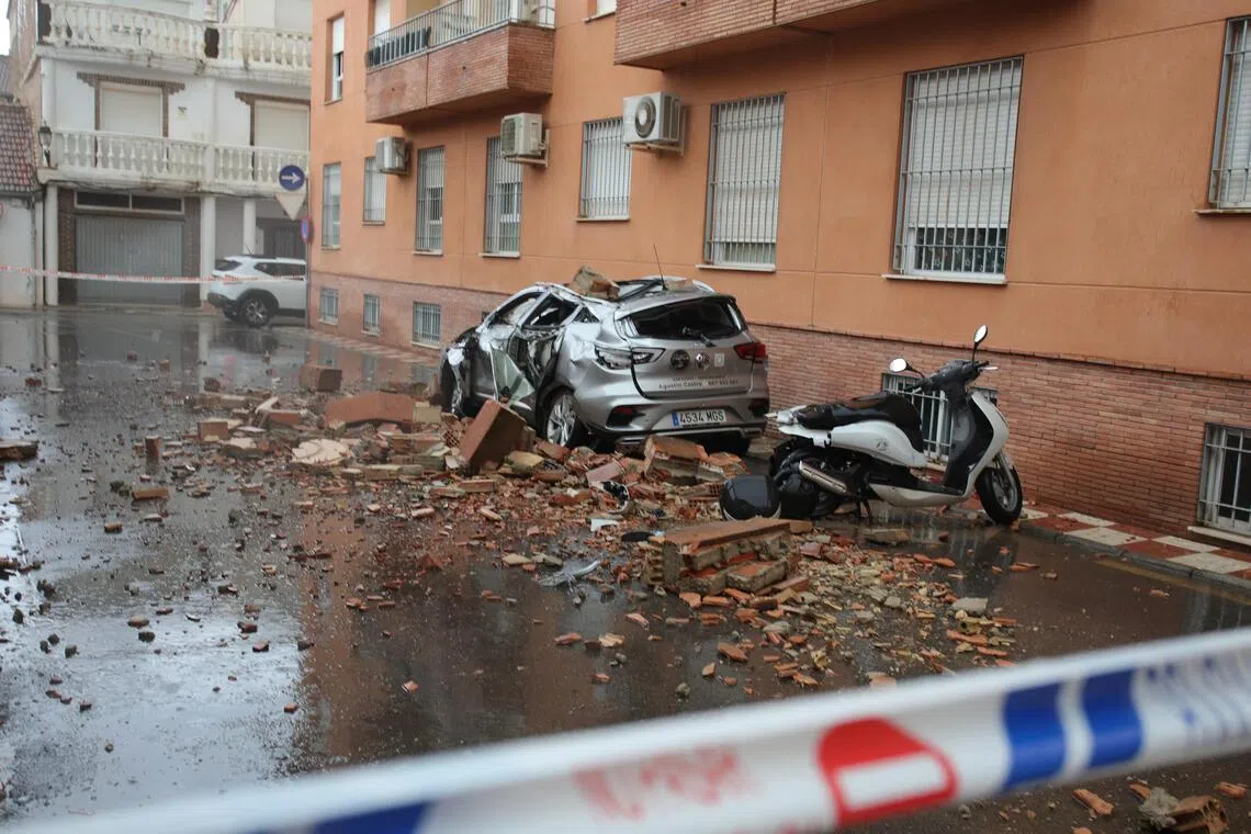 İspanya'nın Granada Kenti'nde 5 Büyüklüğünde Deprem: Binalar ve Araçlar Hasar Gördü