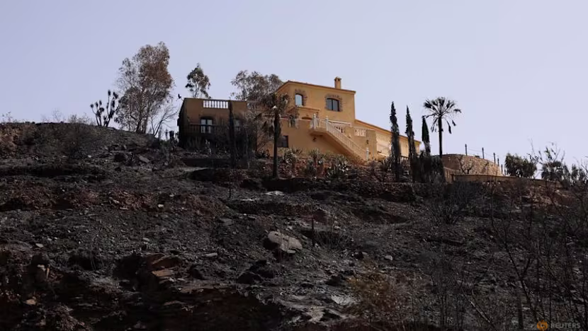 İspanya'da ölümcül yangını kontrol altına alan itfaiyeciler