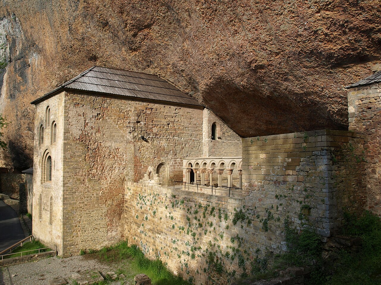 İspanya'da orman yangını tehdidi: 11. yüzyıl krallarının naaşları manastırdan çıkarıldı