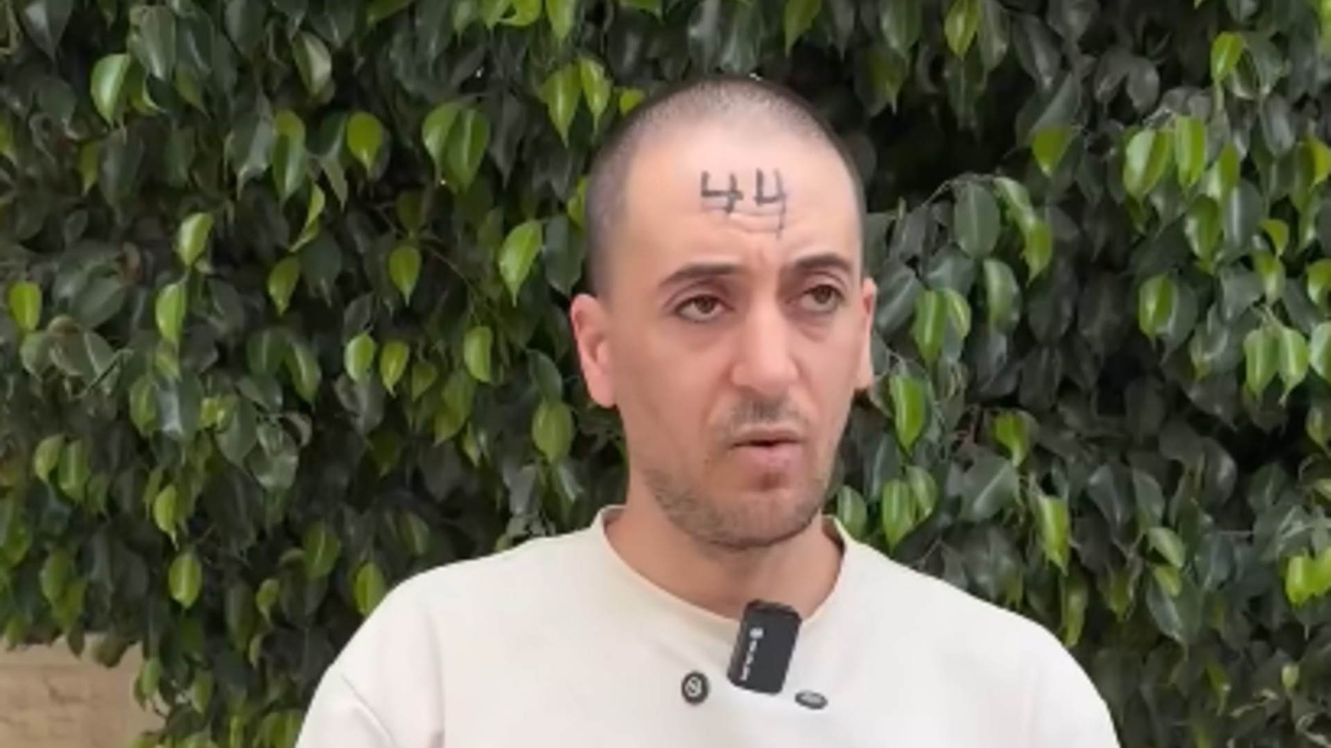 İsrail askerleri, tutuklu Filistinlilerin alınlarına numara yazdı