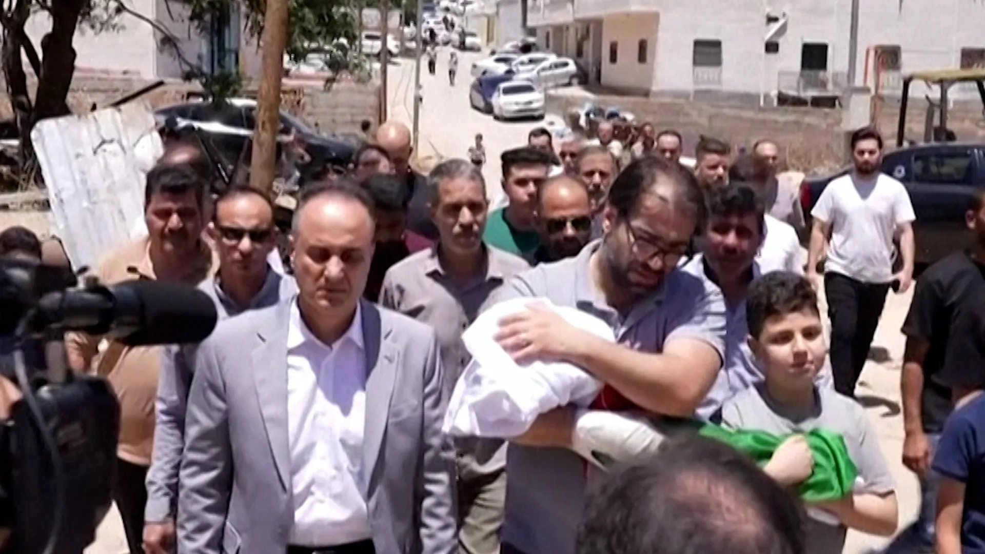 İsrail ateşinde bebeğini kaybeden Filistinli baba gözyaşları içinde toprağa verdi